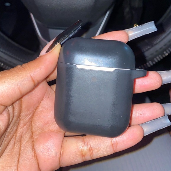 Apple AirPods 1st Generation - Picture 2 of 4